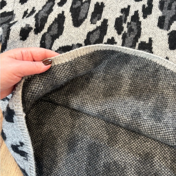 Catherine Malandrino Cashmere Animal Print Gray & Black Mock Neck Sweater size L - Picture 3 of 9